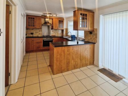 3 bedroom Terraced House to let in Buckingham Drive, Luton, LU2