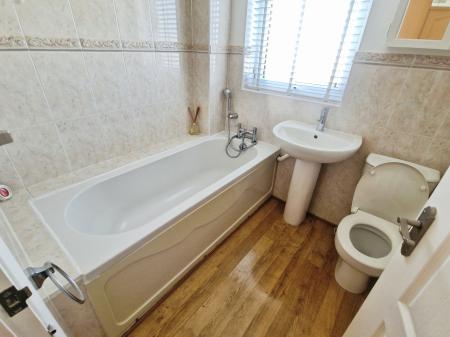 3 bedroom Terraced House to let in Buckingham Drive, Luton, LU2