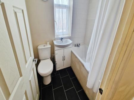 1 bedroom Flat to let in Hitchin Road, Luton, LU2
