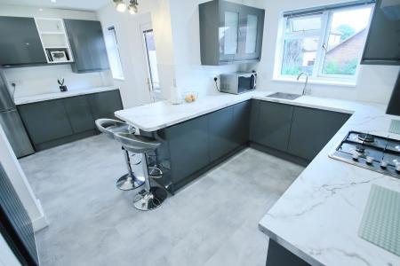 4 bedroom Detached house to let in Charndon Close, Bramingham, Luton, LU3