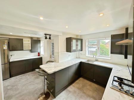 4 bedroom Detached house to let in Charndon Close, Bramingham, Luton, LU3