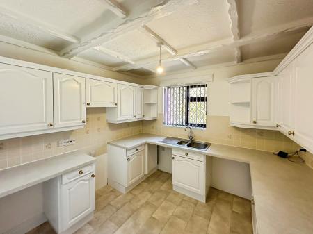 2 bedroom Flat to let in Stockingstone Road, Round Green, Luton, LU2