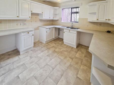 2 bedroom Flat to let in Stockingstone Road, Round Green, Luton, LU2