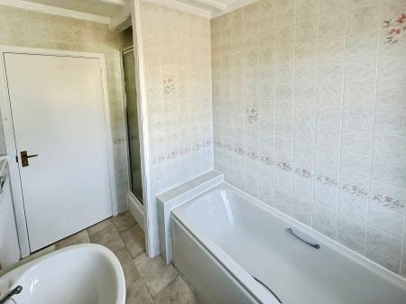 2 bedroom Flat to let in Stockingstone Road, Round Green, Luton, LU2