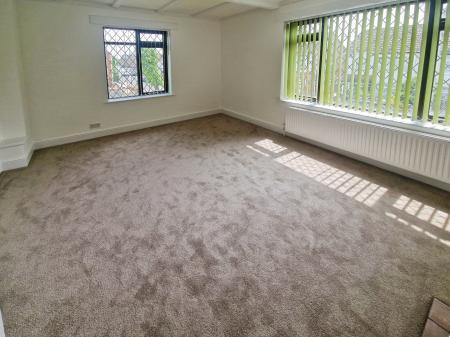 2 bedroom Flat to let in Stockingstone Road, Round Green, Luton, LU2