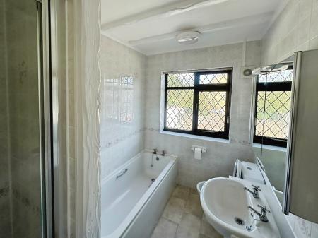 2 bedroom Flat to let in Stockingstone Road, Round Green, Luton, LU2