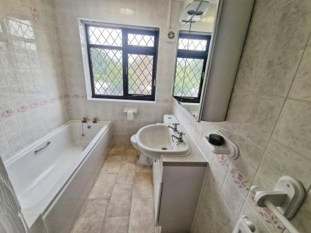 2 bedroom Flat to let in Stockingstone Road, Round Green, Luton, LU2