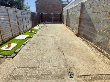3 bedroom Terraced House for sale in Beechwood Road, Leagrave, Luton, LU4
