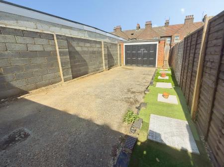 3 bedroom Terraced House for sale in Beechwood Road, Leagrave, Luton, LU4