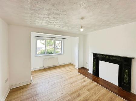 3 bedroom Semi-detached house to let in Eighth Avenue, Sundon Park, Luton, LU3