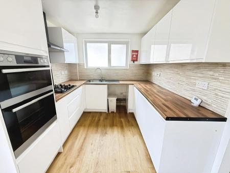 3 bedroom Semi-detached house to let in Eighth Avenue, Sundon Park, Luton, LU3