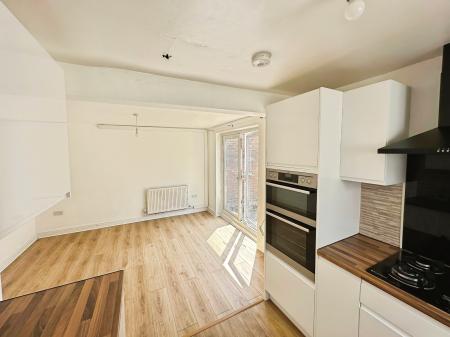 3 bedroom Semi-detached house to let in Eighth Avenue, Sundon Park, Luton, LU3