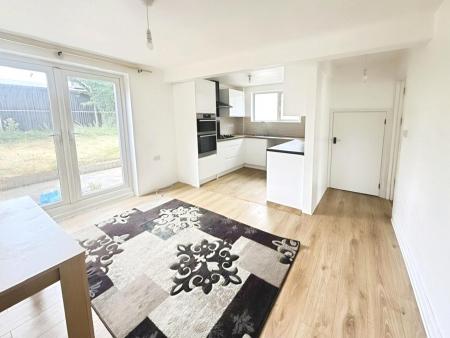 3 bedroom Semi-detached house to let in Eighth Avenue, Sundon Park, Luton, LU3