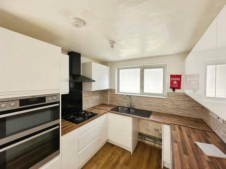3 bedroom Semi-detached house to let in Eighth Avenue, Sundon Park, Luton, LU3