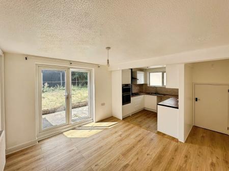 3 bedroom Semi-detached house to let in Eighth Avenue, Sundon Park, Luton, LU3