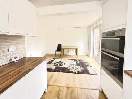 3 bedroom Semi-detached house to let in Eighth Avenue, Sundon Park, Luton, LU3