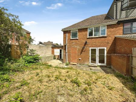 3 bedroom Semi-detached house to let in Eighth Avenue, Sundon Park, Luton, LU3