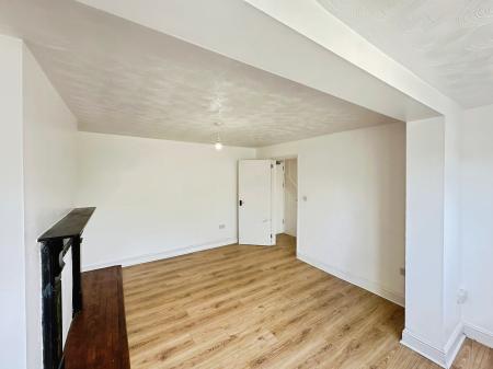 3 bedroom Semi-detached house to let in Eighth Avenue, Sundon Park, Luton, LU3