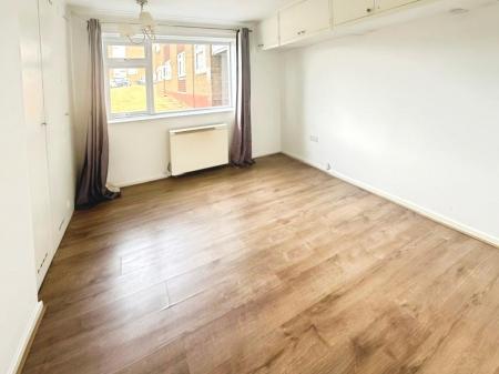 2 bedroom Flat to let in Handcross Road, Wigmore, Luton, LU2
