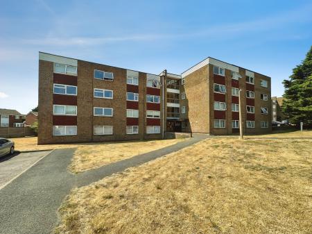 2 bedroom Flat to let in Handcross Road, Wigmore, Luton, LU2