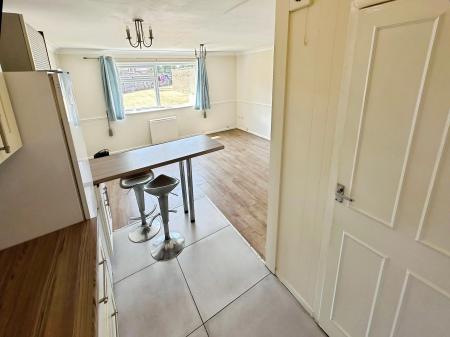 2 bedroom Flat to let in Handcross Road, Wigmore, Luton, LU2