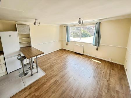 2 bedroom Flat to let in Handcross Road, Wigmore, Luton, LU2