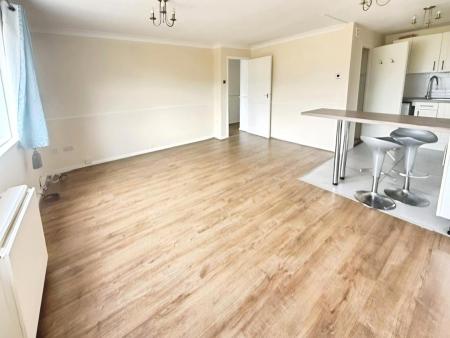 2 bedroom Flat to let in Handcross Road, Wigmore, Luton, LU2
