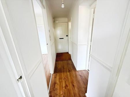 2 bedroom Flat to let in Handcross Road, Wigmore, Luton, LU2