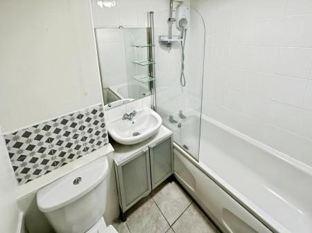 2 bedroom Flat to let in Handcross Road, Wigmore, Luton, LU2