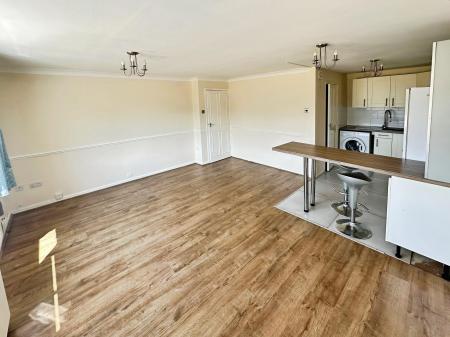 2 bedroom Flat to let in Handcross Road, Wigmore, Luton, LU2