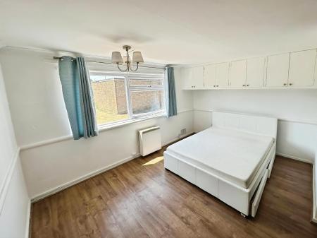 2 bedroom Flat to let in Handcross Road, Wigmore, Luton, LU2