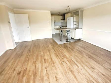 2 bedroom Flat to let in Handcross Road, Wigmore, Luton, LU2