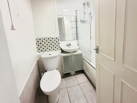2 bedroom Flat to let in Handcross Road, Wigmore, Luton, LU2