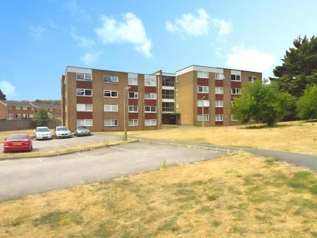 2 bedroom Flat to let in Handcross Road, Wigmore, Luton, LU2