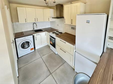 2 bedroom Flat to let in Handcross Road, Wigmore, Luton, LU2