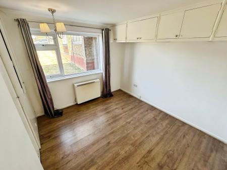 2 bedroom Flat to let in Handcross Road, Wigmore, Luton, LU2