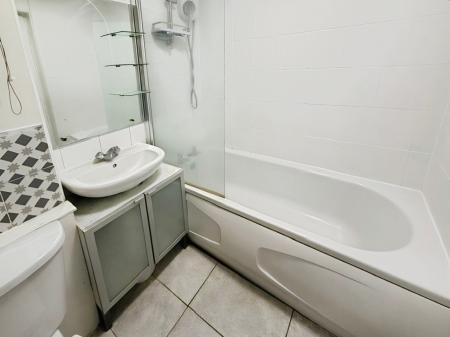 2 bedroom Flat to let in Handcross Road, Wigmore, Luton, LU2