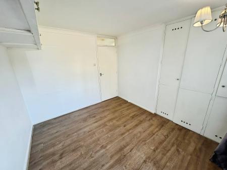 2 bedroom Flat to let in Handcross Road, Wigmore, Luton, LU2