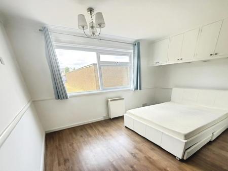 2 bedroom Flat to let in Handcross Road, Wigmore, Luton, LU2