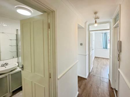 2 bedroom Flat to let in Handcross Road, Wigmore, Luton, LU2