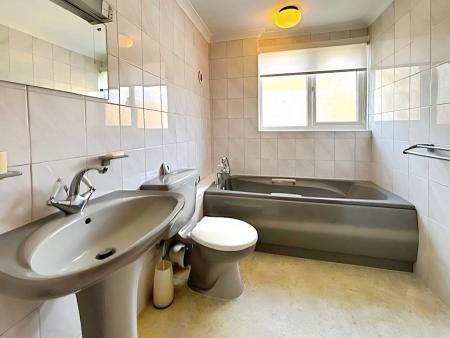 3 bedroom Detached house to let in Eaton Bray