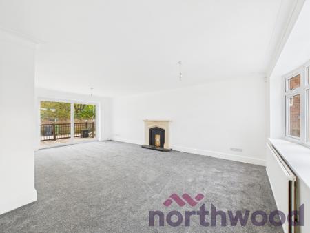 4 bedroom Detached house to let in Rugby Drive, Macclesfield, SK10