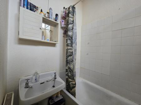 2 bedroom Flat to let in Weston Square, Macclesfield, SK11