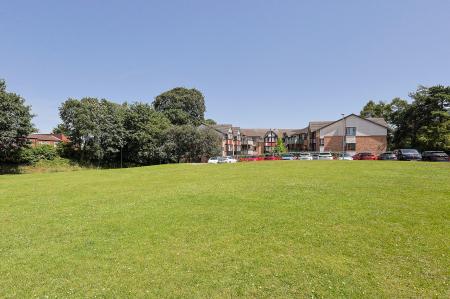 2 bedroom Flat to let in Westmorland Close, Macclesfield, SK10