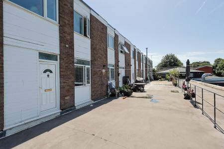 2 bedroom Flat to let in Westmorland Close, Macclesfield, SK10