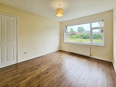 2 bedroom Flat to let in Larch Avenue, Macclesfield, SK11