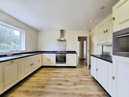 2 bedroom Flat to let in Larch Avenue, Macclesfield, SK11