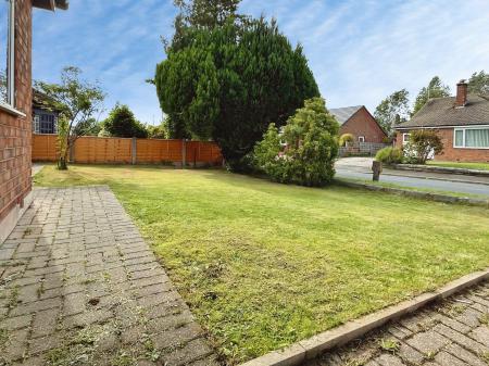 2 bedroom Flat to let in Larch Avenue, Macclesfield, SK11