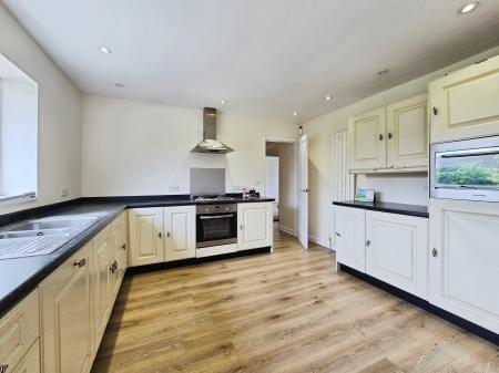 2 bedroom Flat to let in Larch Avenue, Macclesfield, SK11