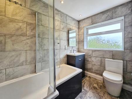 2 bedroom Flat to let in Larch Avenue, Macclesfield, SK11